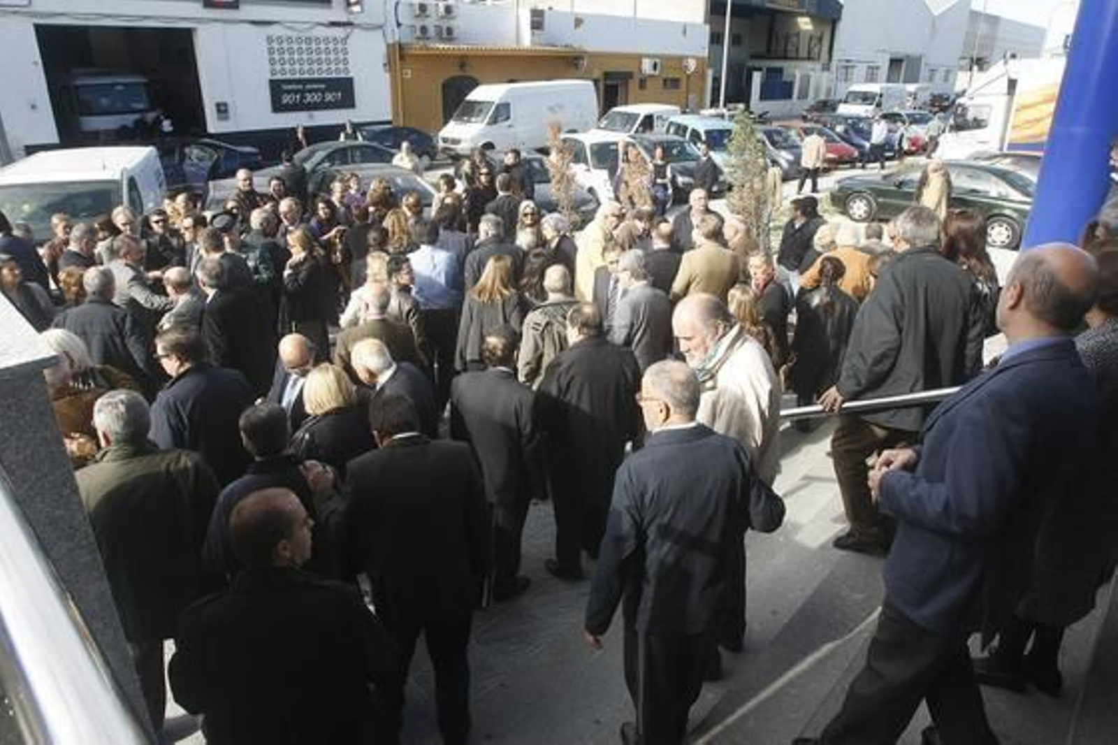 Cientos de personas acuden al funeral del concejal Evelio Ingunza.

Foto: Jose Braza