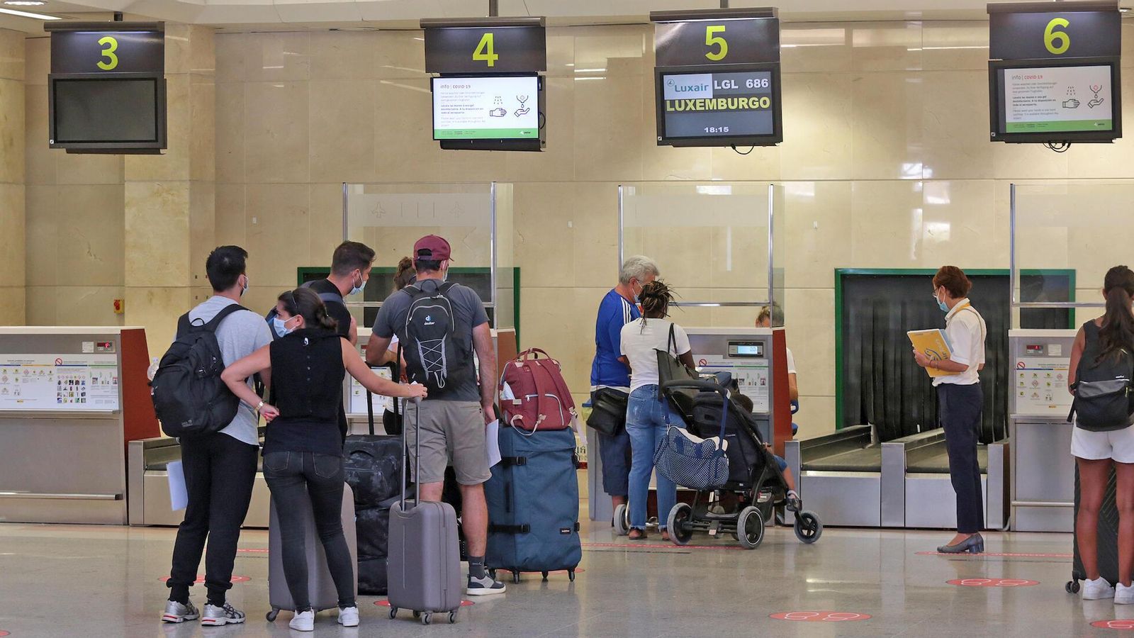 Pasajeros, en la cola para facturar en el aeropuerto.