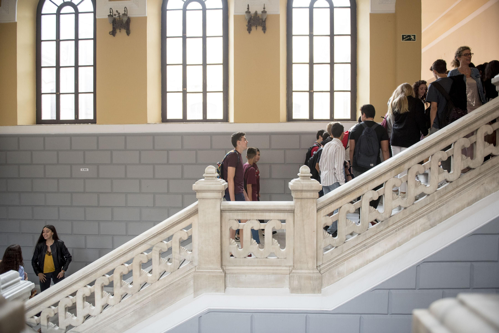 Varios alumnos en el interior del instituto Padre Suárez en una imagen de archivo.