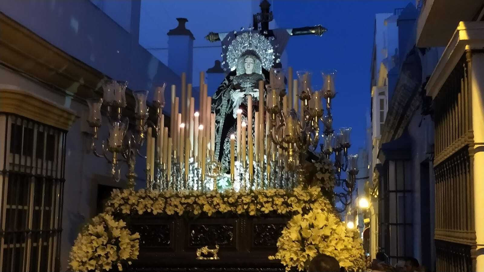 Las imágenes de la Soledad en procesión por las calles de San Fernando