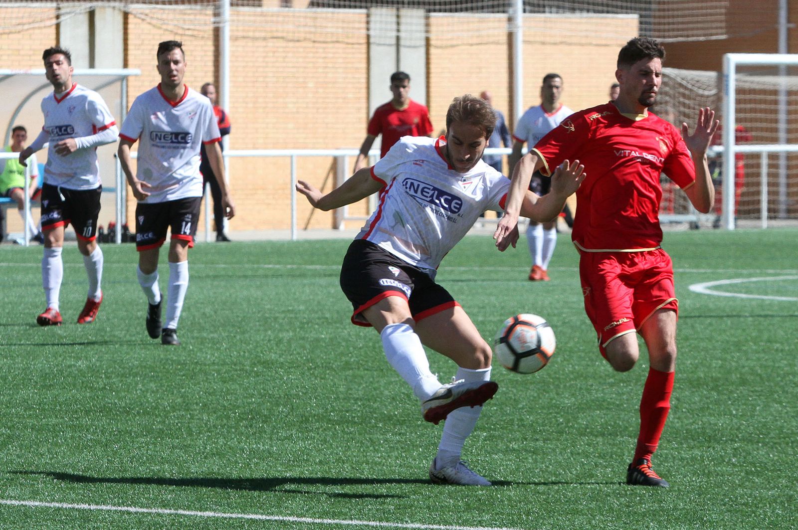 Jesús Ramírez despeja ante la presión de un rival.