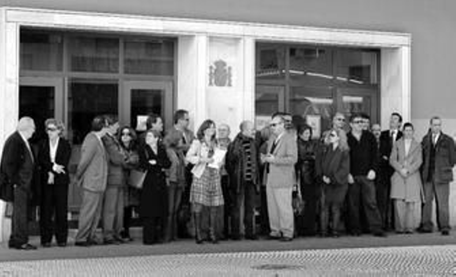 Jueces y magistrados de la capital gaditana, ayer durante la concentración que protagonizaron a mediodía a las puertas de los Juzgados de San José.
