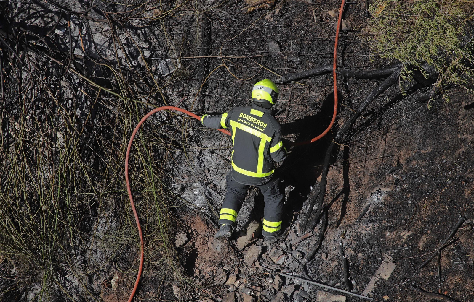 Fotos del incendio cercano al Bahía Park en la calle Sardina de Algeciras