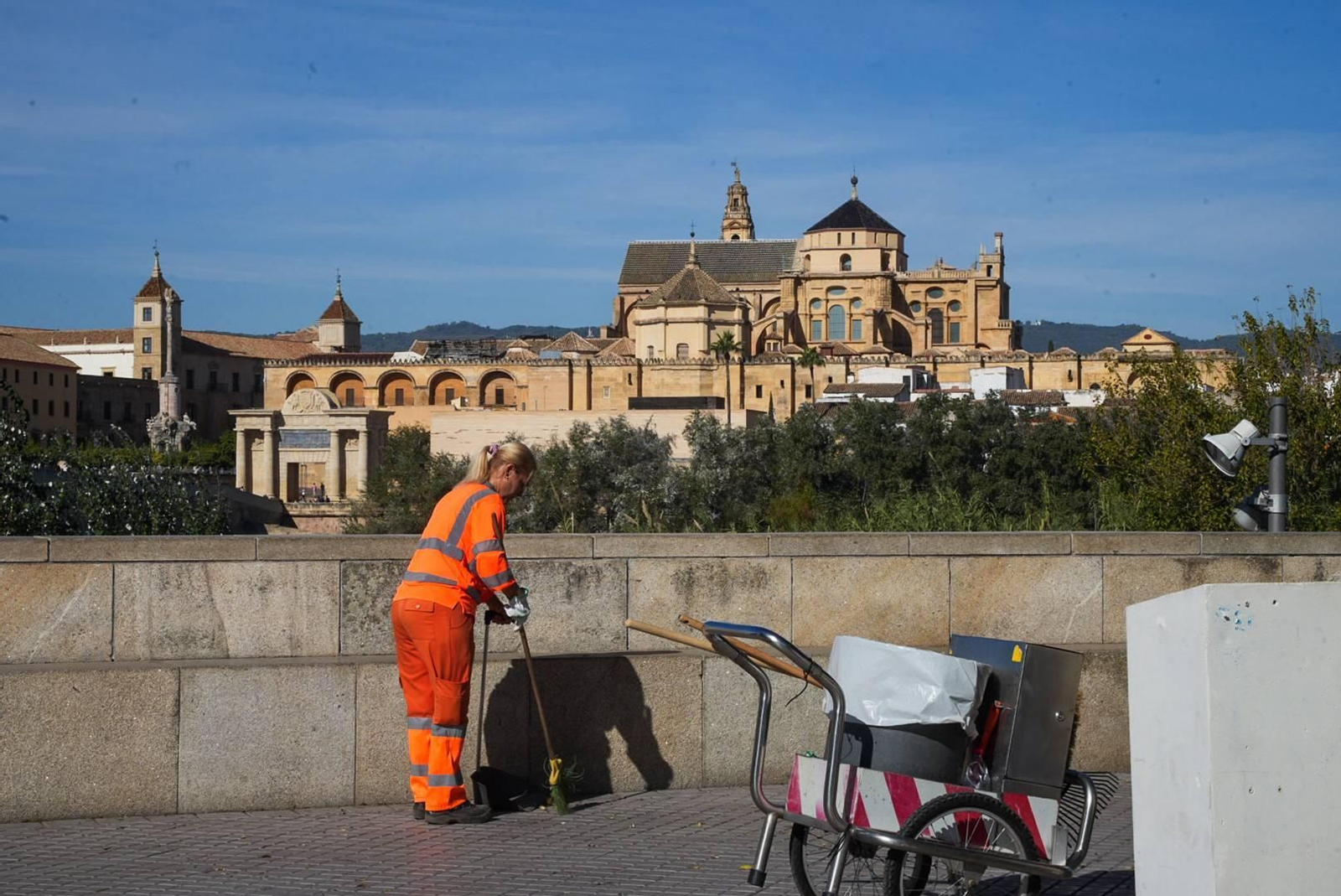 Una trabajadora de Sadeco realiza labores de barrido