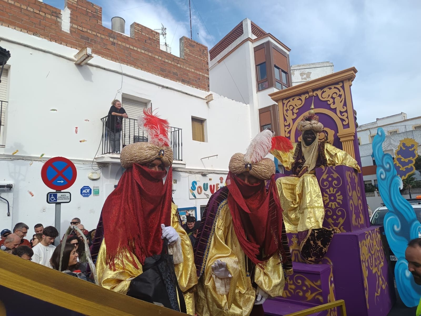 La ilusión de la cabalgata de los Reyes Magos recorre Tarifa en una mañana sin lluvia, en imágenes