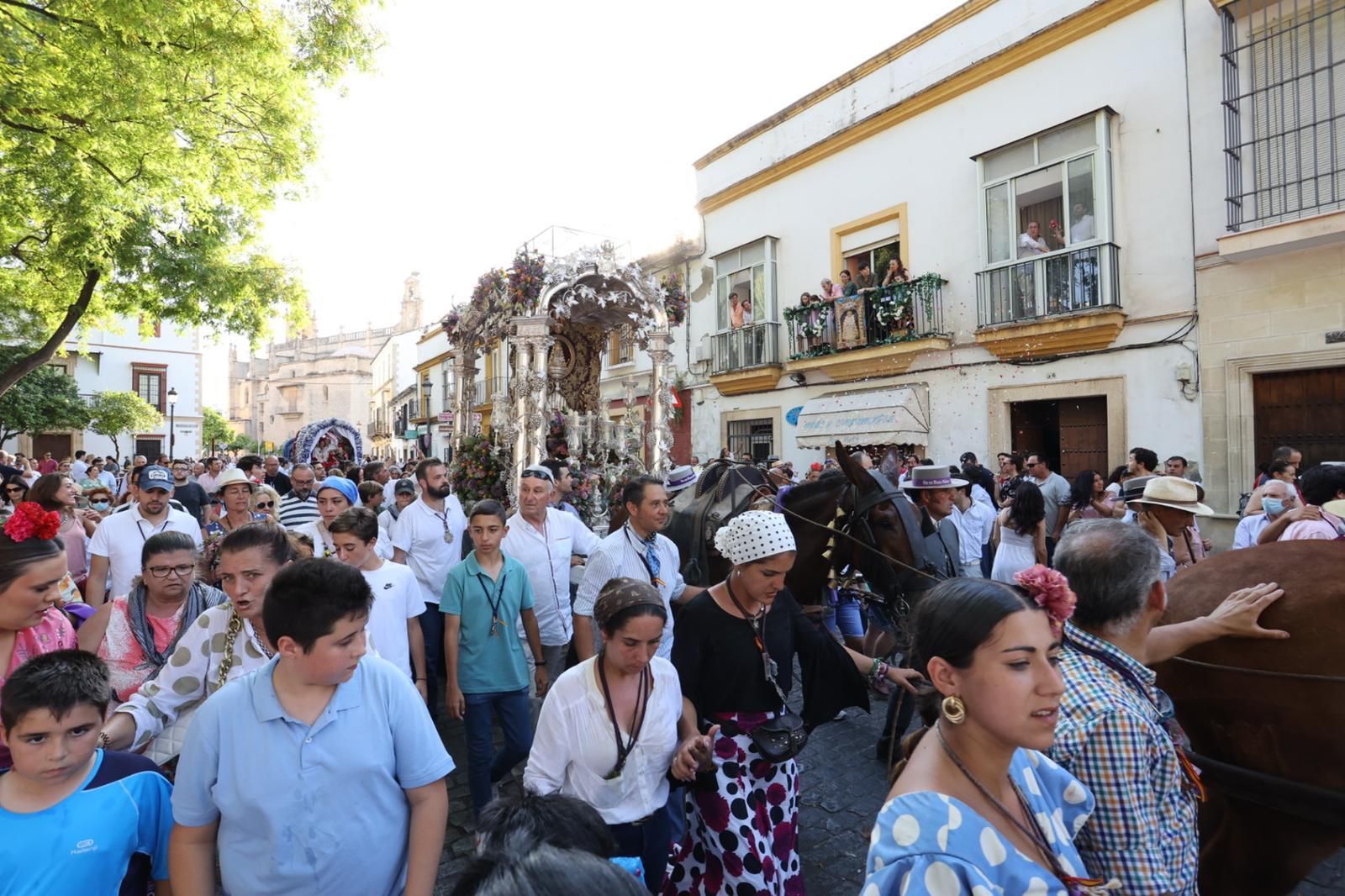 La Hermandad del Rocío de Jerez, entrando en la ciudad en su regreso