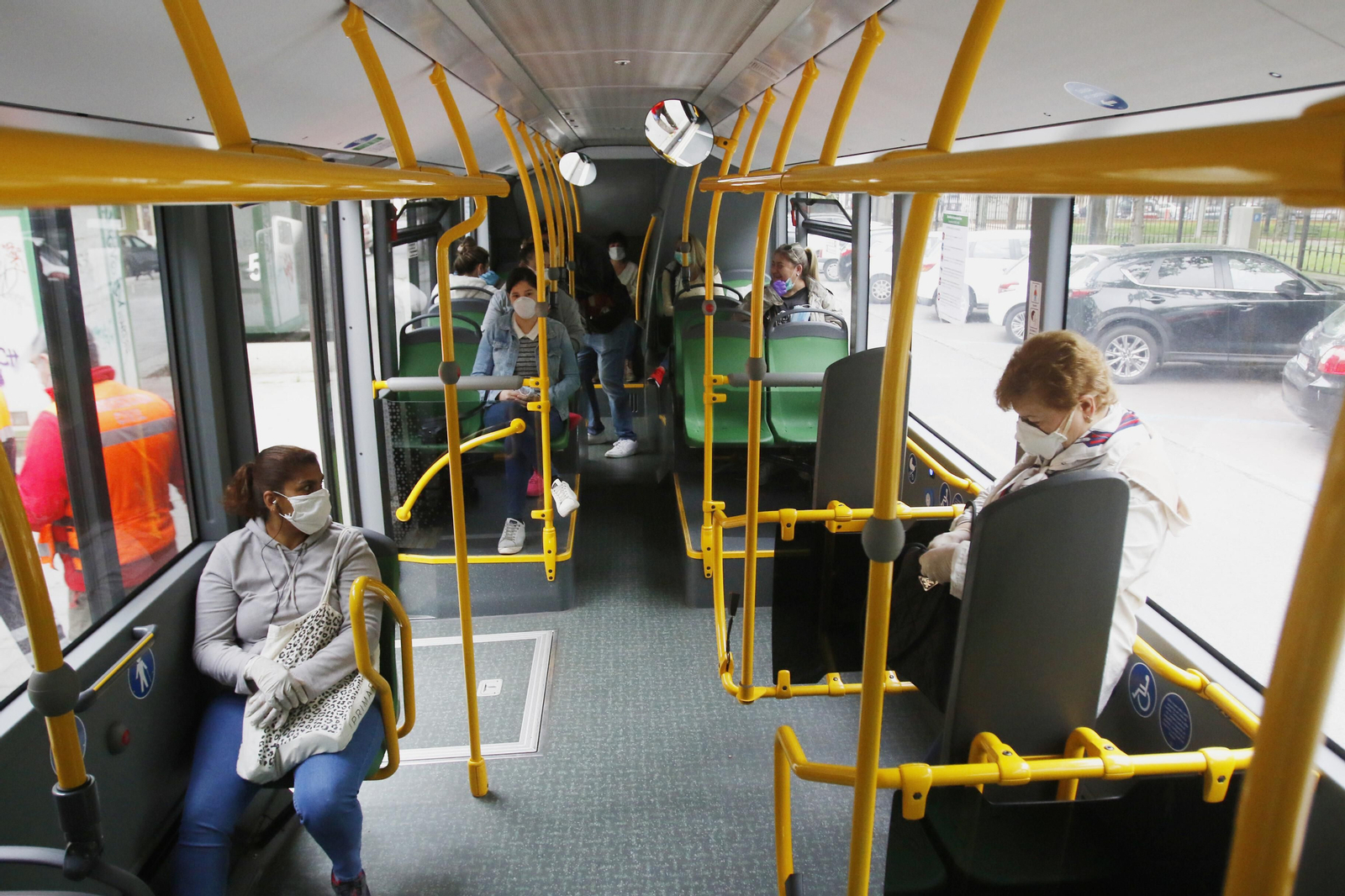 Las fotos del reparto masivo de mascarillas y la vuelta al trabajo en algunos sectores en Córdoba