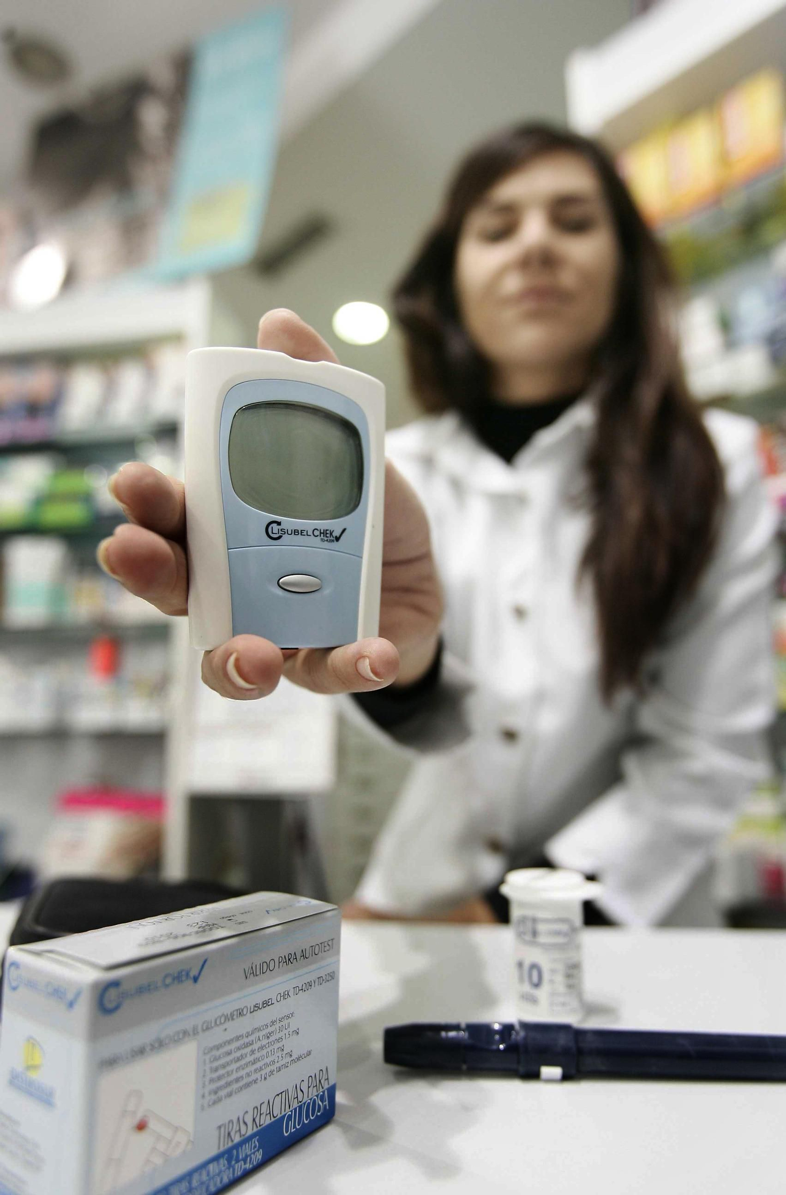 Una farmacéutica muestra un instrumento para la diabetes.