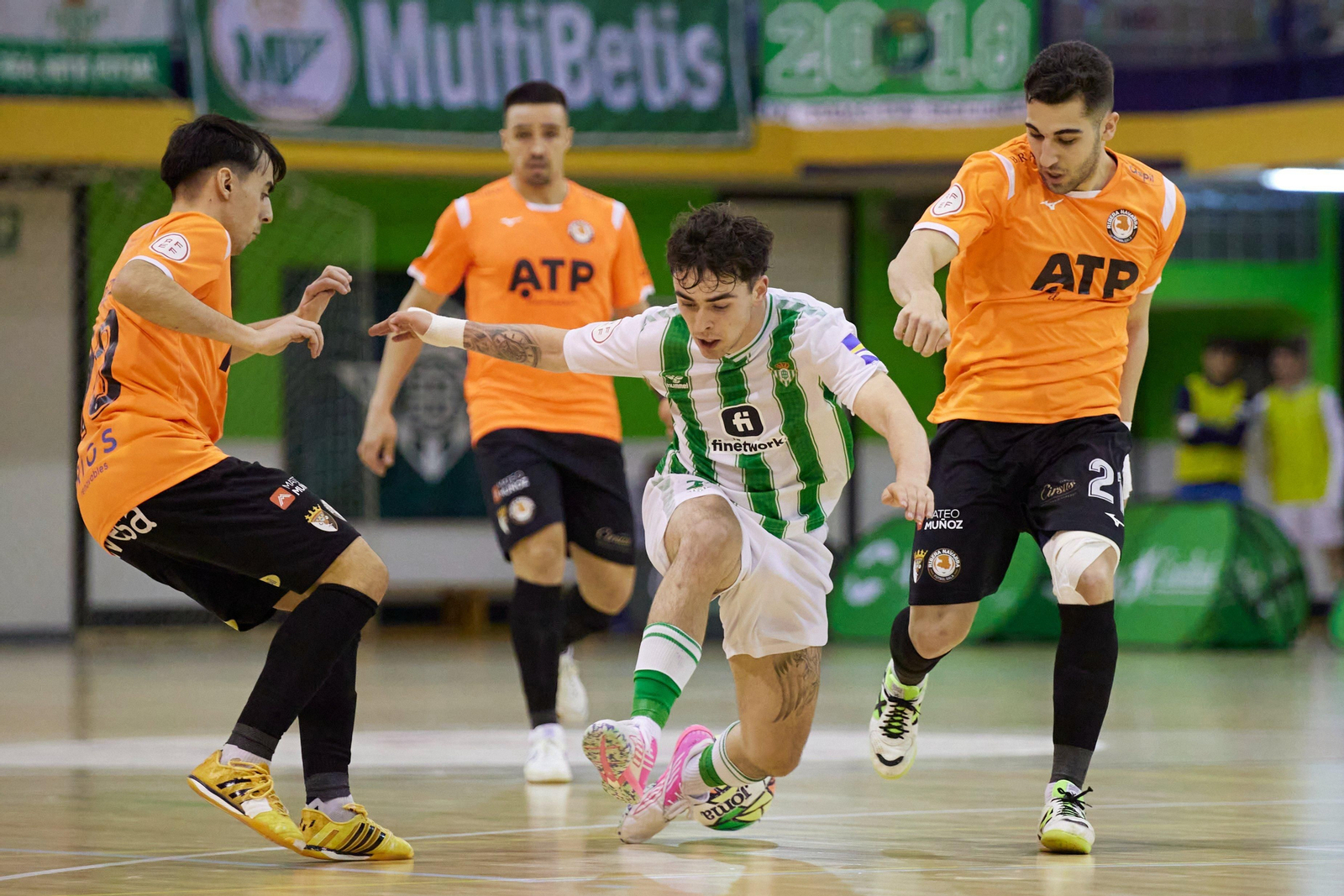 Un jugador del Betis, rodeado por dos rivales.