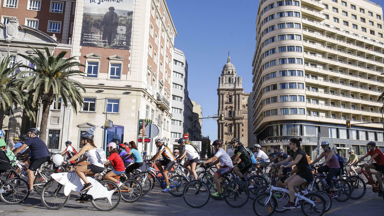Ciclistas participando en el Día e la Bici de la edición anterior.