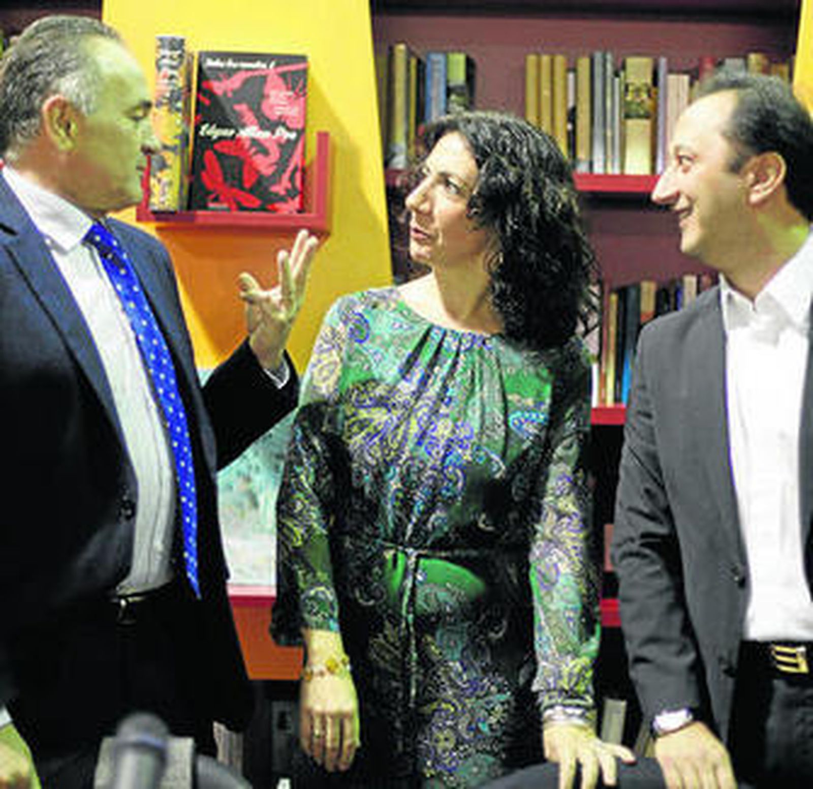 La autora, Reyes Aguilar, junto a Gordillo y Gómez de Celis.