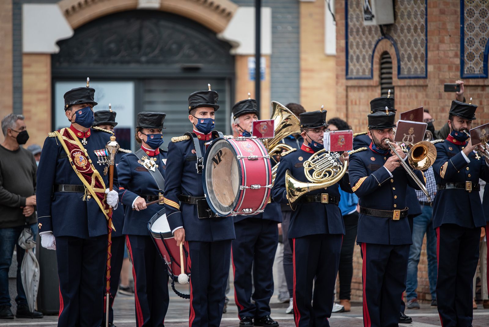Imágenes del desfile de la Guardia Real por el centro de Huelva
