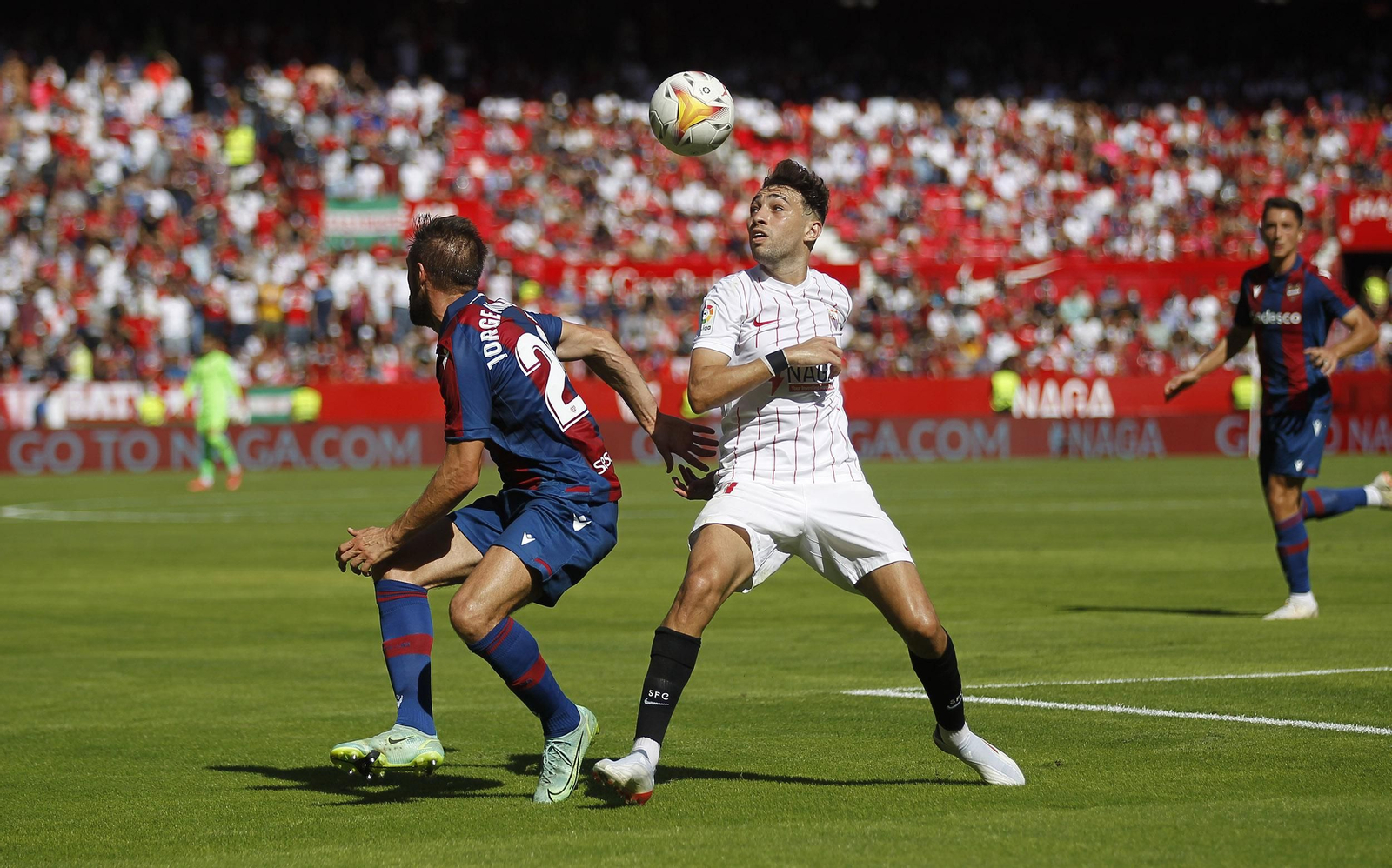 Munir intenta controlar un balón ante Miramón.