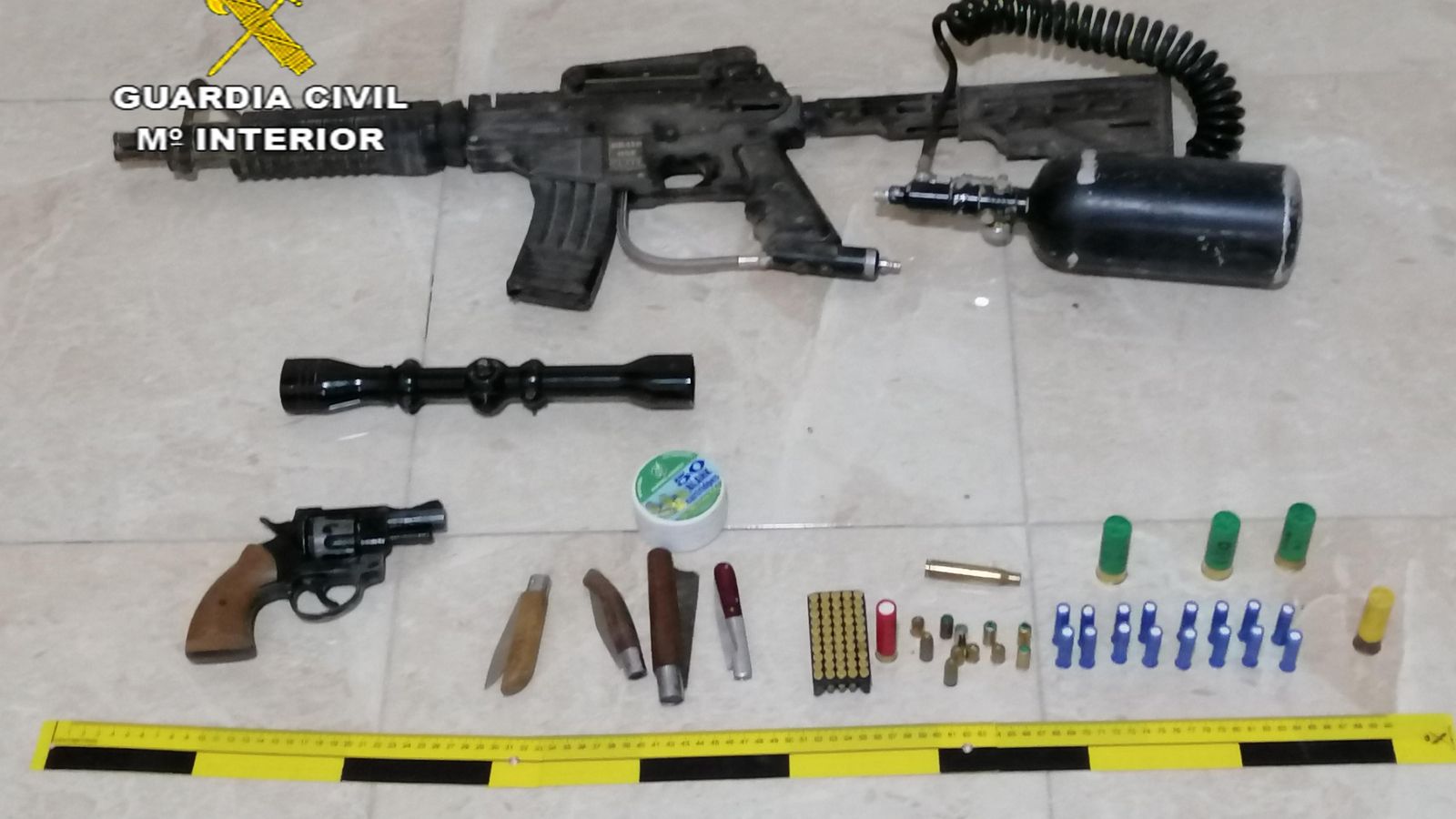 Armas decomisadas a la organización.