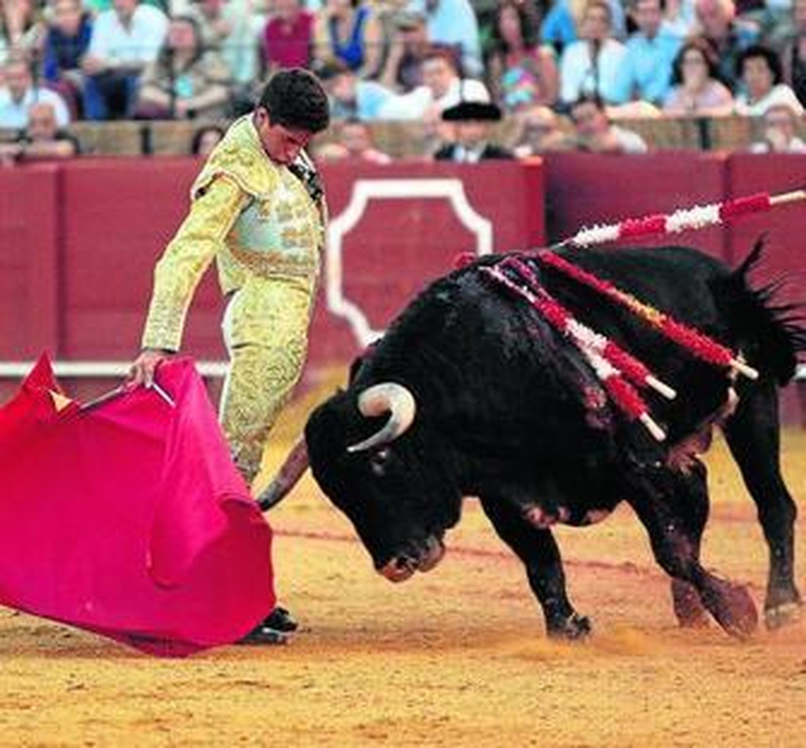 Rafael Cerro, en uno de los bellos remates que ejecutó en la faena al quinto novillo.