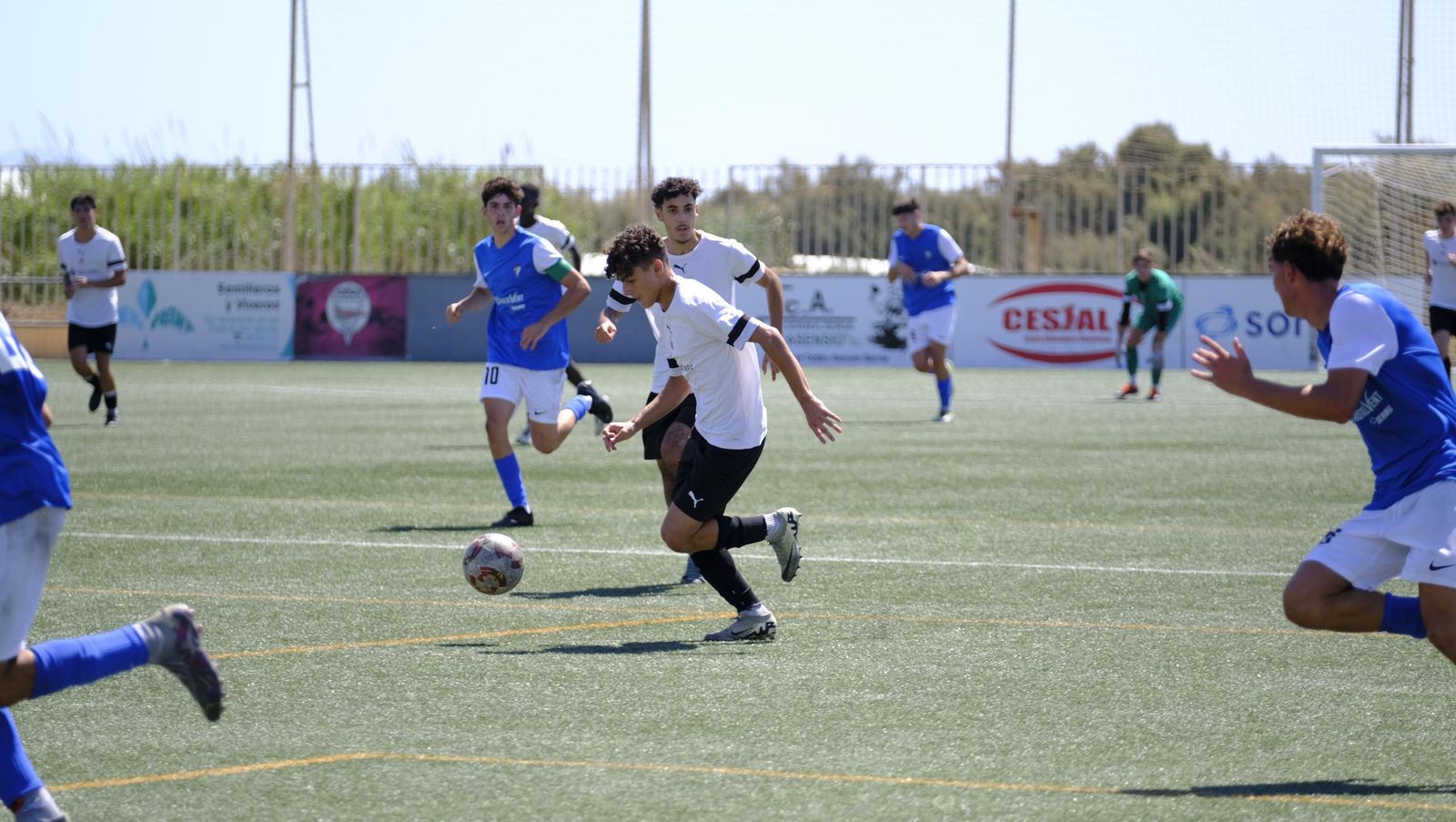 Un jugador del conjunto almeriense conduce el balón durante un encuentro de los cañaeros de esta temporada.