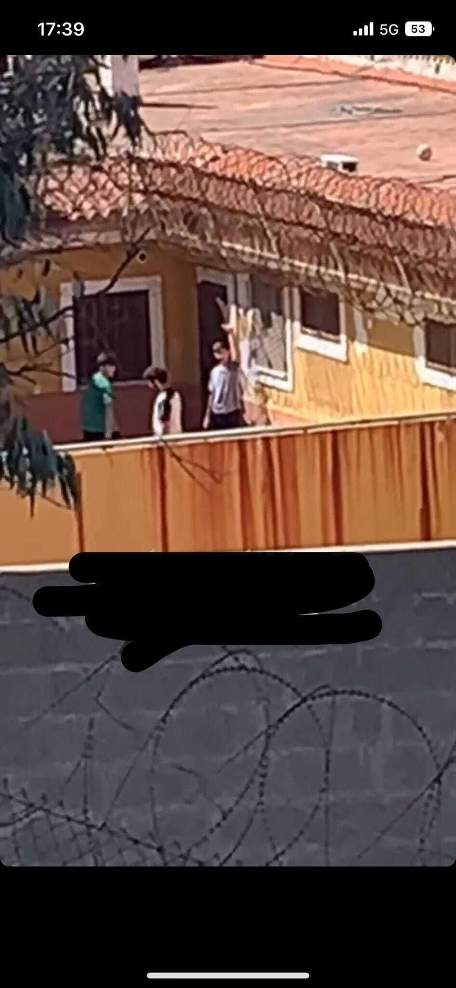 El presunto asesino de Jesús Maya saluda desde el centro de Punta Blanca, en una foto tomada por su hermano menor.