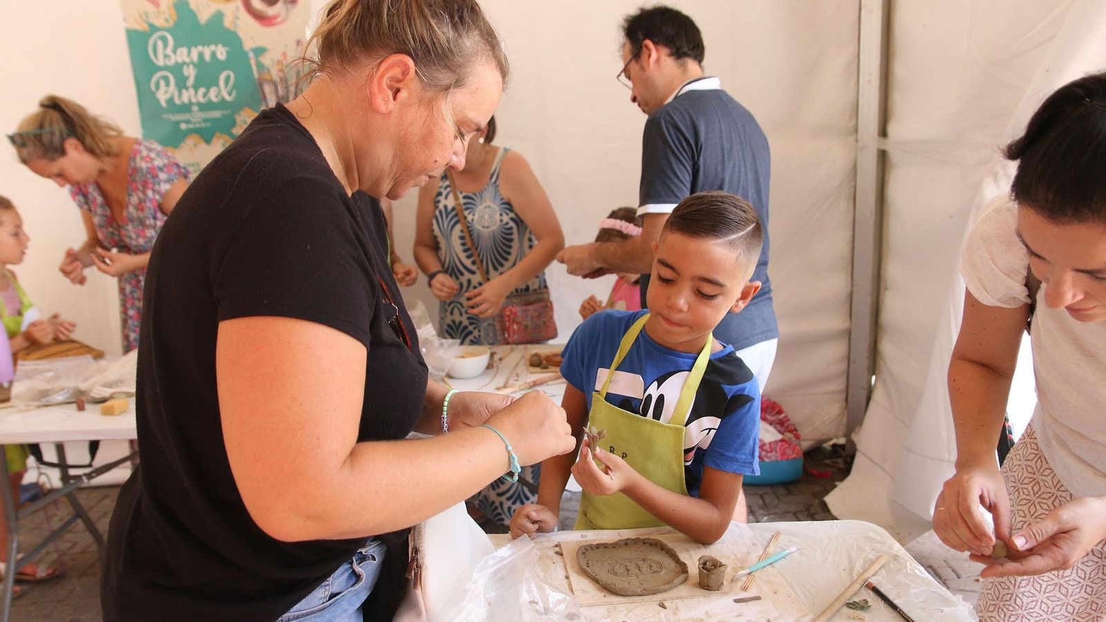 Talleres de alfarería para las familias.