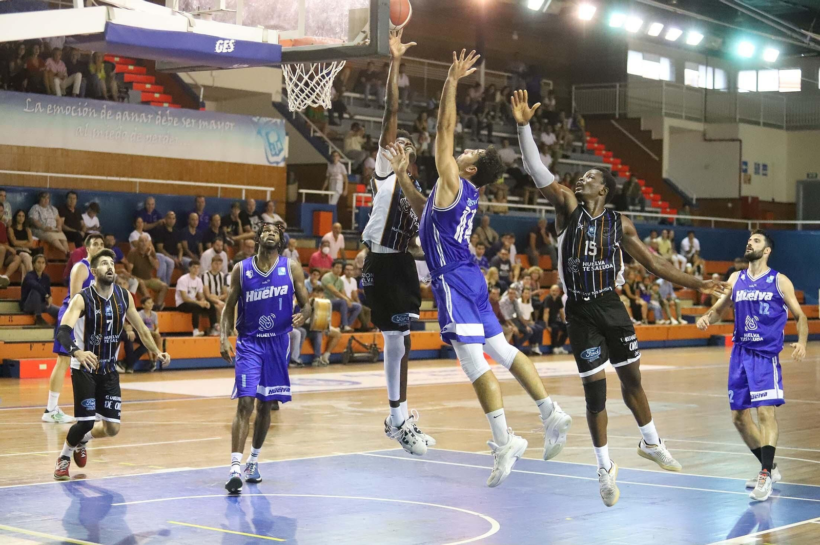 Ristori intenta anotar ante su exequipo en una jugada del derbi capitalino.