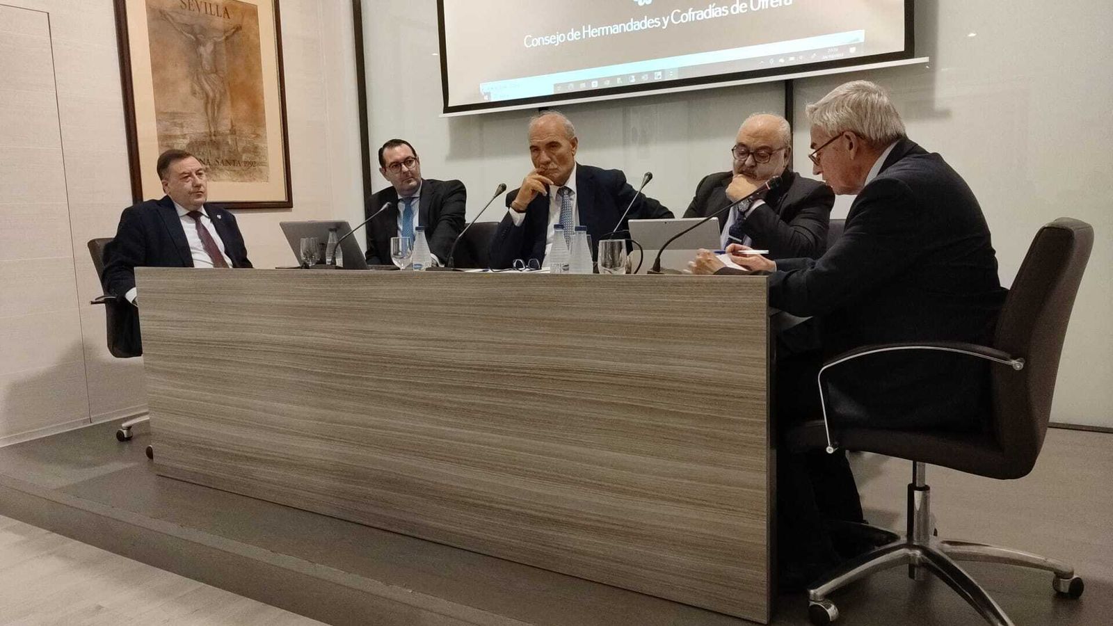 Juan Carlos Jurado, en la mesa redonda moderada por José Joaquín León esta semana en el Consejo de Hermandades de Sevilla.