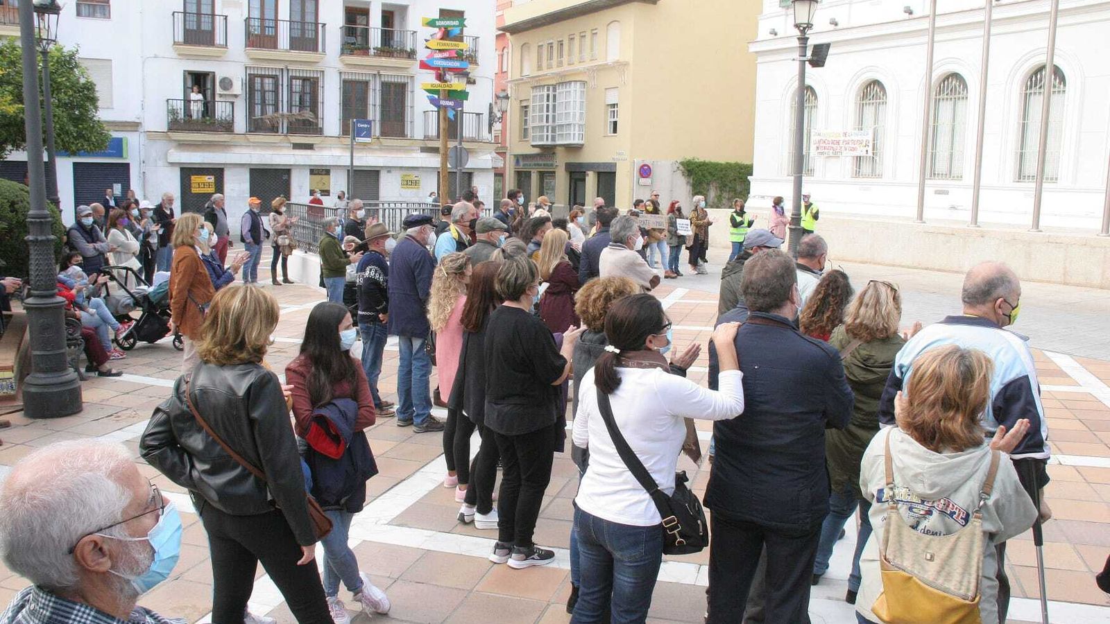 Otra imagen del final de la marcha reivindicativa, frente al Ayuntamiento.