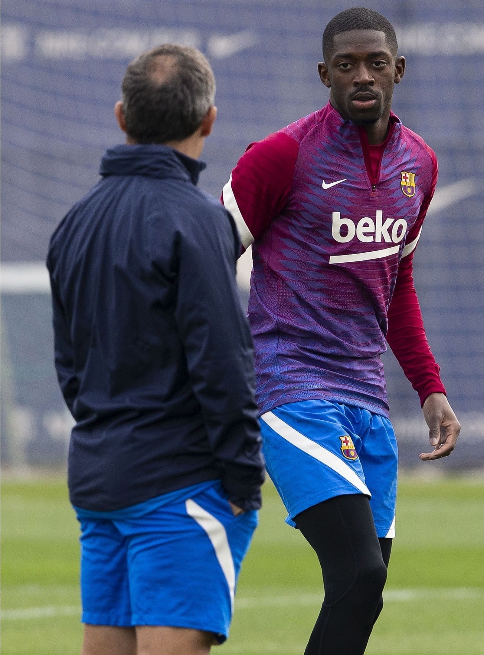 Dembélé, junto a Sergi Barjuan en un entrenamiento reciente con el Barcelona.