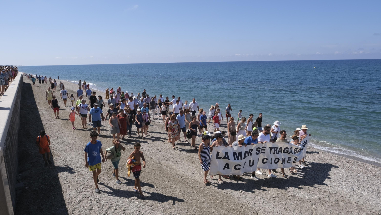 Imágenes de la manifestación en Balerma por el deterioro de la playa