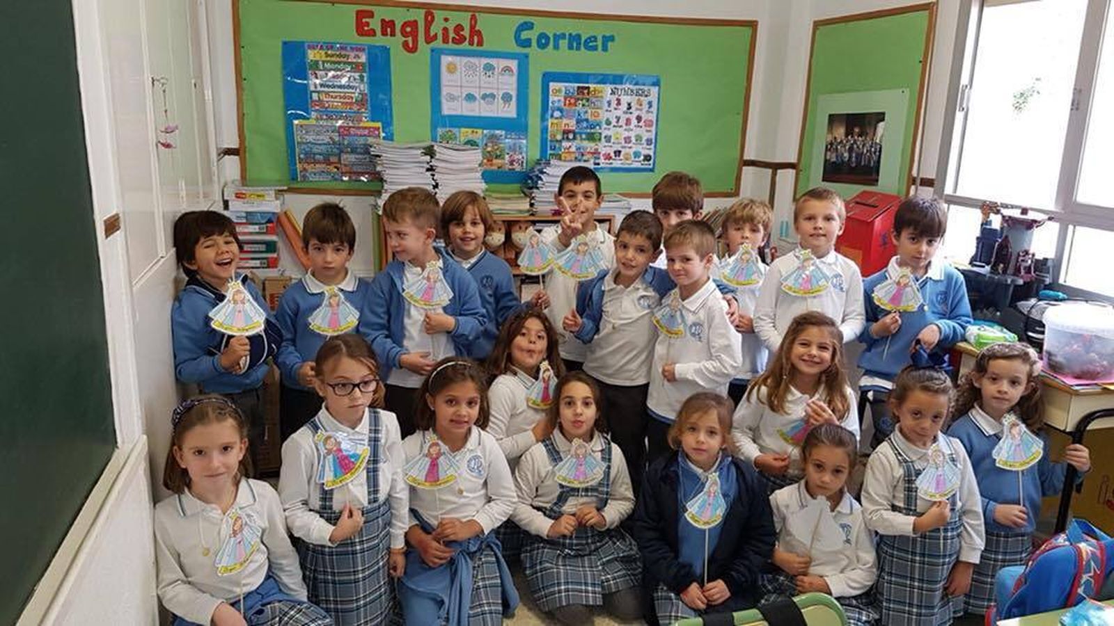 Niños y niñas del centro realizaron manualidades de la Virgen de la Milagrosa.