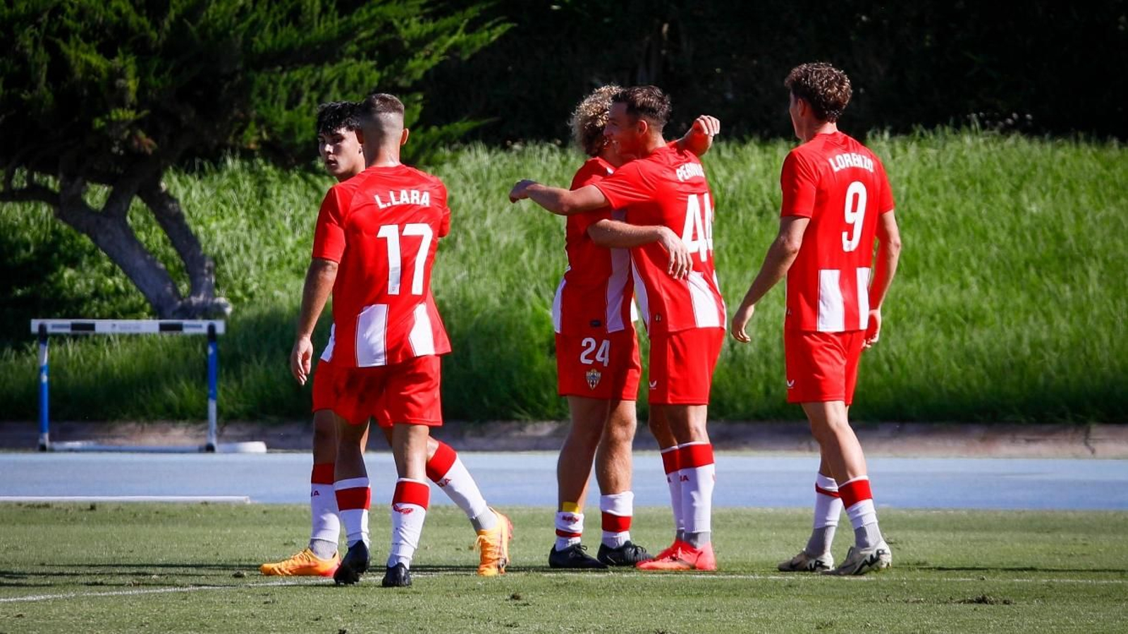 Los jugadores rojiblancos celebran el solitario tanto de Perovic.