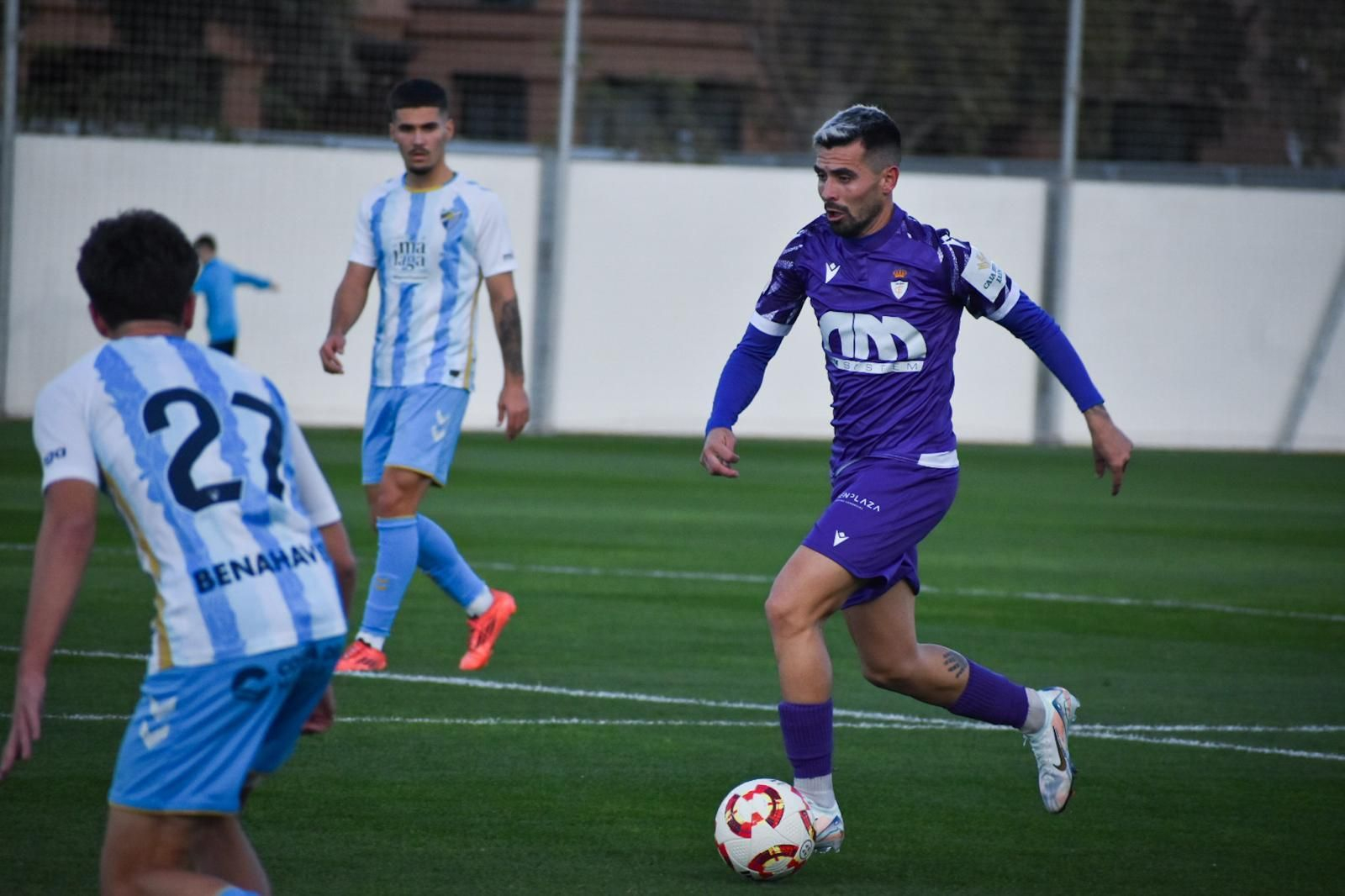 Adri Paz, en una acción ante el Atlético Malagueño.