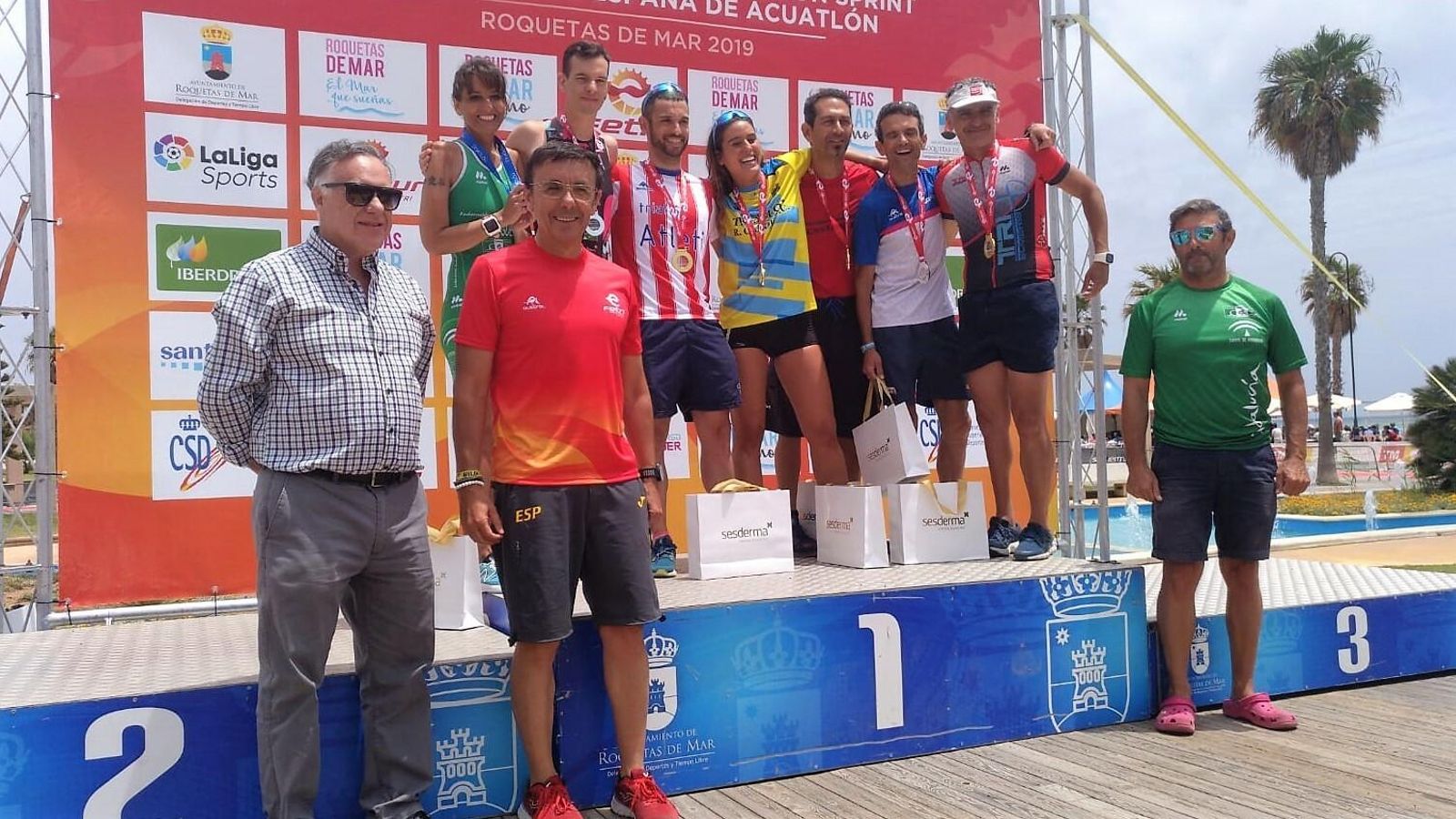 Podium de paratriatletas.
