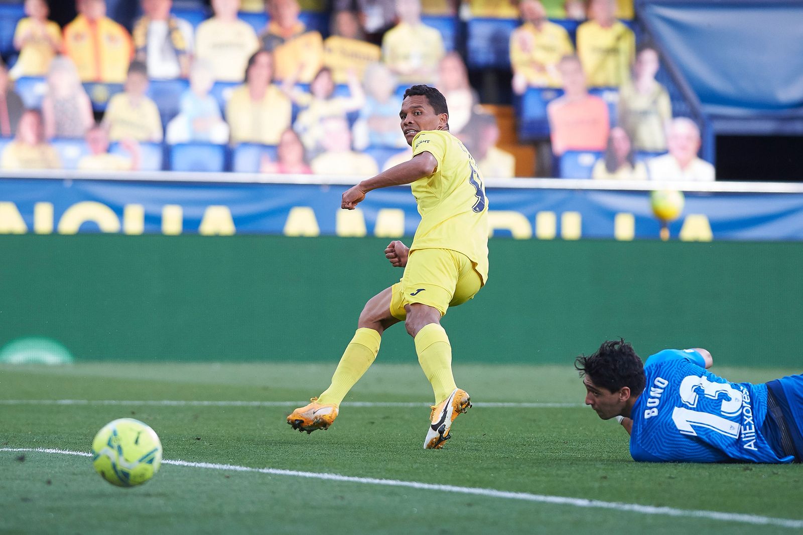 Bacca burla la salida de Bono para hacer el 2-0 provisional.
