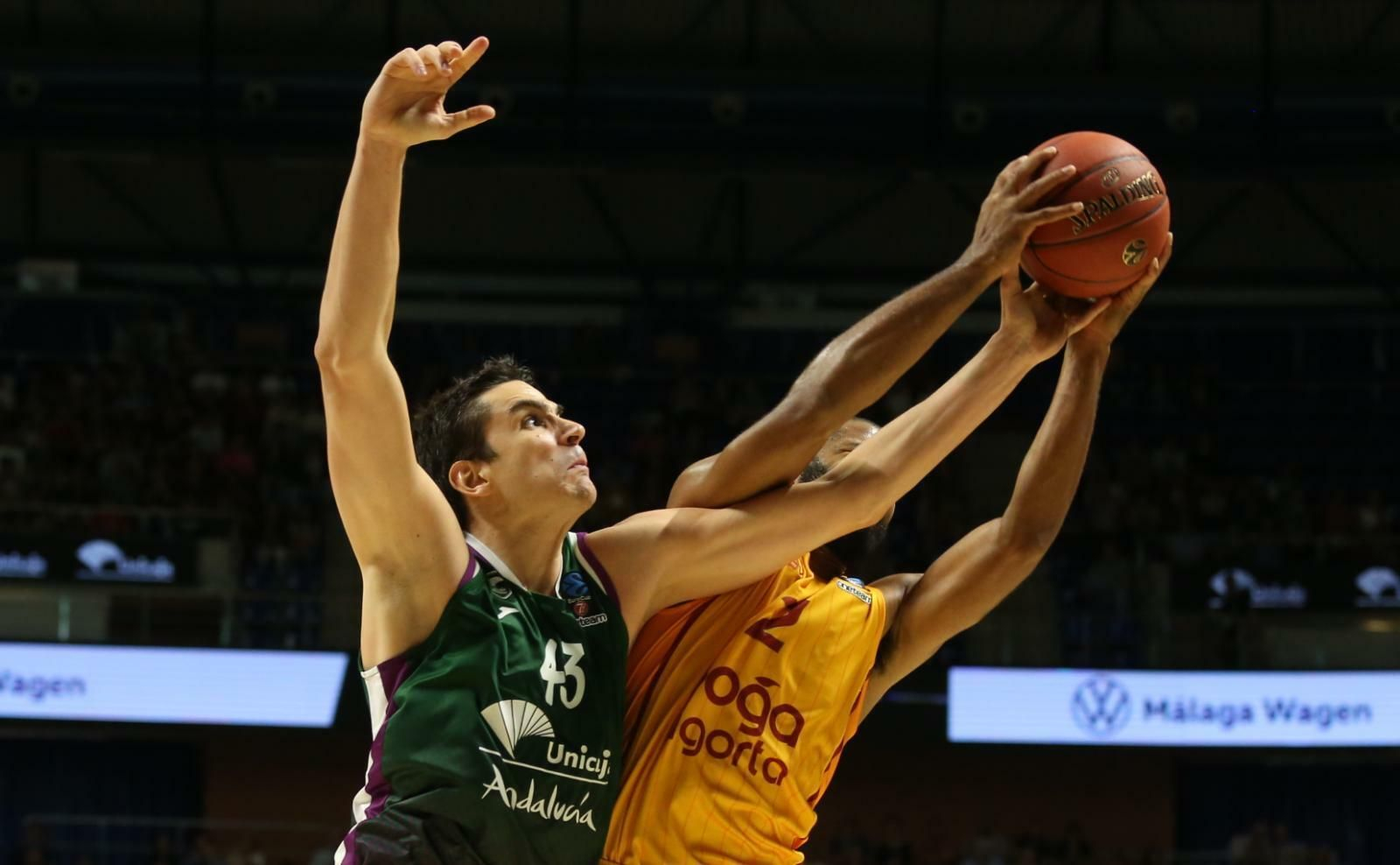 Carlos Suárez pelea por un rebote.