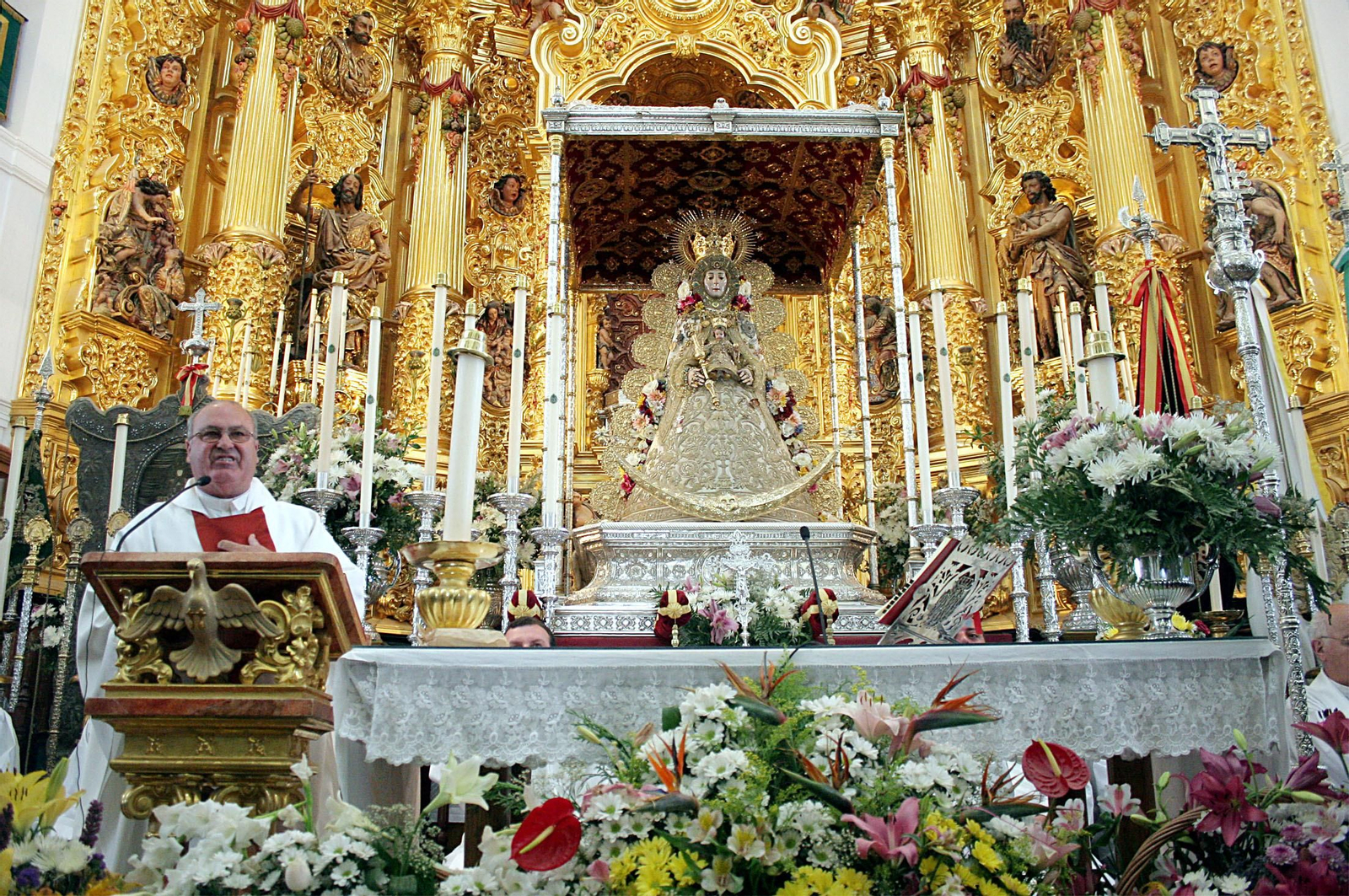 Imagen de archivo de la Virgen del Rocío en el santuario, durante una romería.
