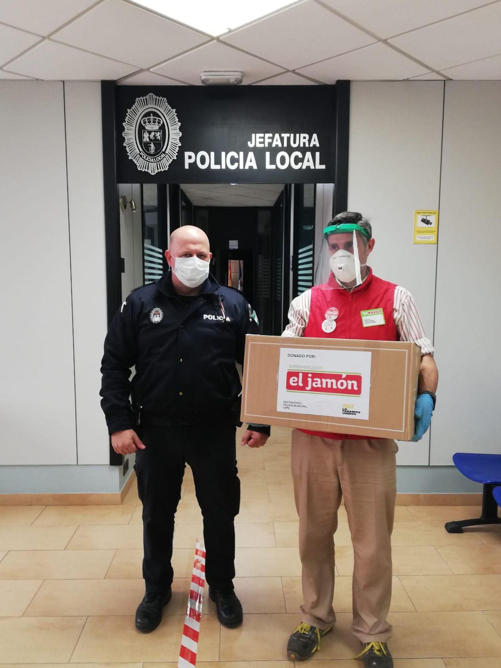 Imagen de la donación de El Jamón a la Policía Local de Lepe.