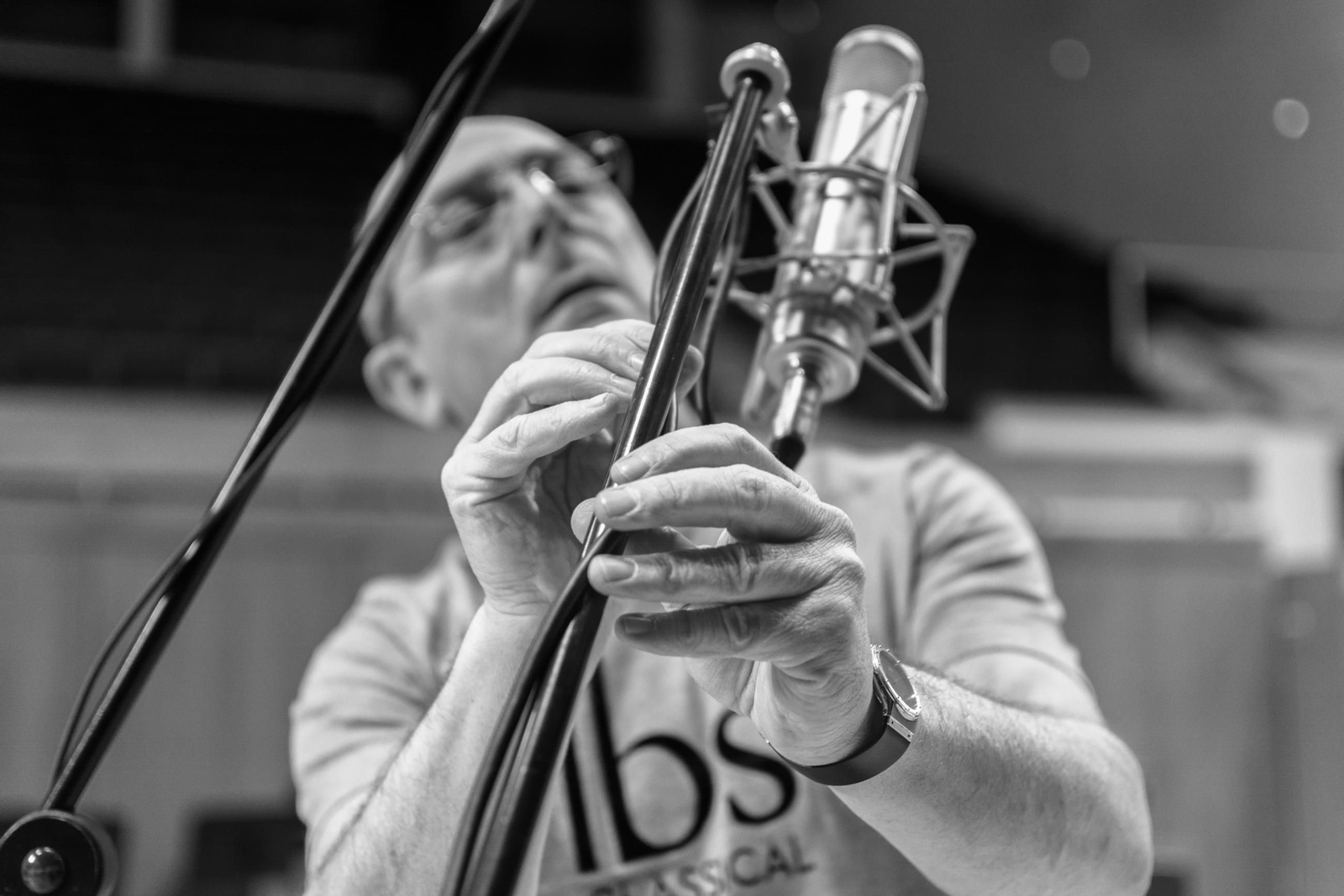 El productor granadino Paco Moya preparando una grabación