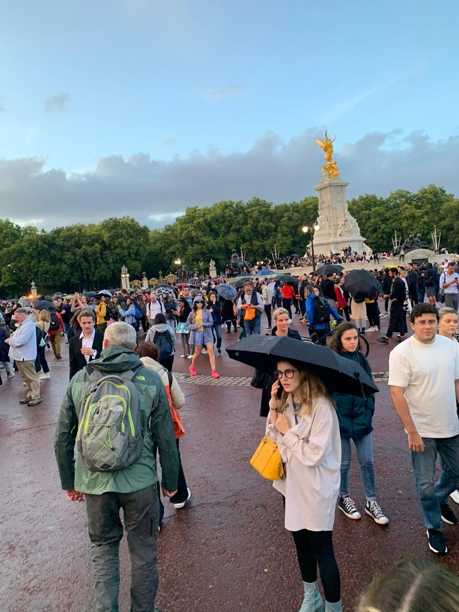 Los británicos acuden a Buckingham Palace tras el anuncio de la muerte de Isabel II