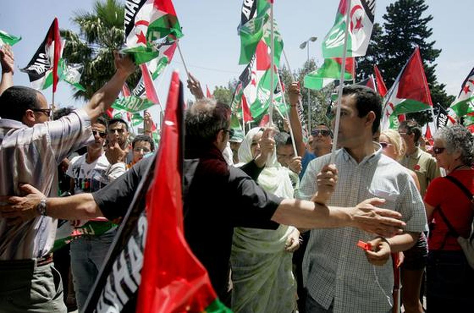 Unas 200 personas reclaman el Sahara libre antes el Consulado de Marruecos donde les responden unos 30 marroquíes gritando y besando la bandera de su país./Fotos:J.M.Quiñones

Foto: J.M.Q.