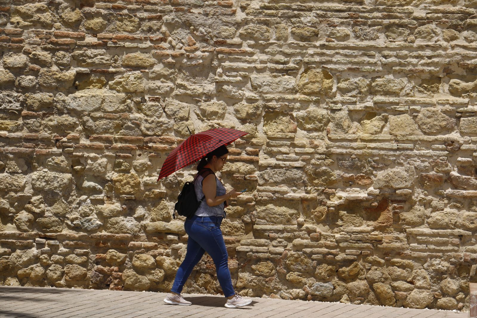 Imágenes de la ola de calor en Córdoba: sombreros, paraguas y fuentes para sobrevivir al aviso naranja