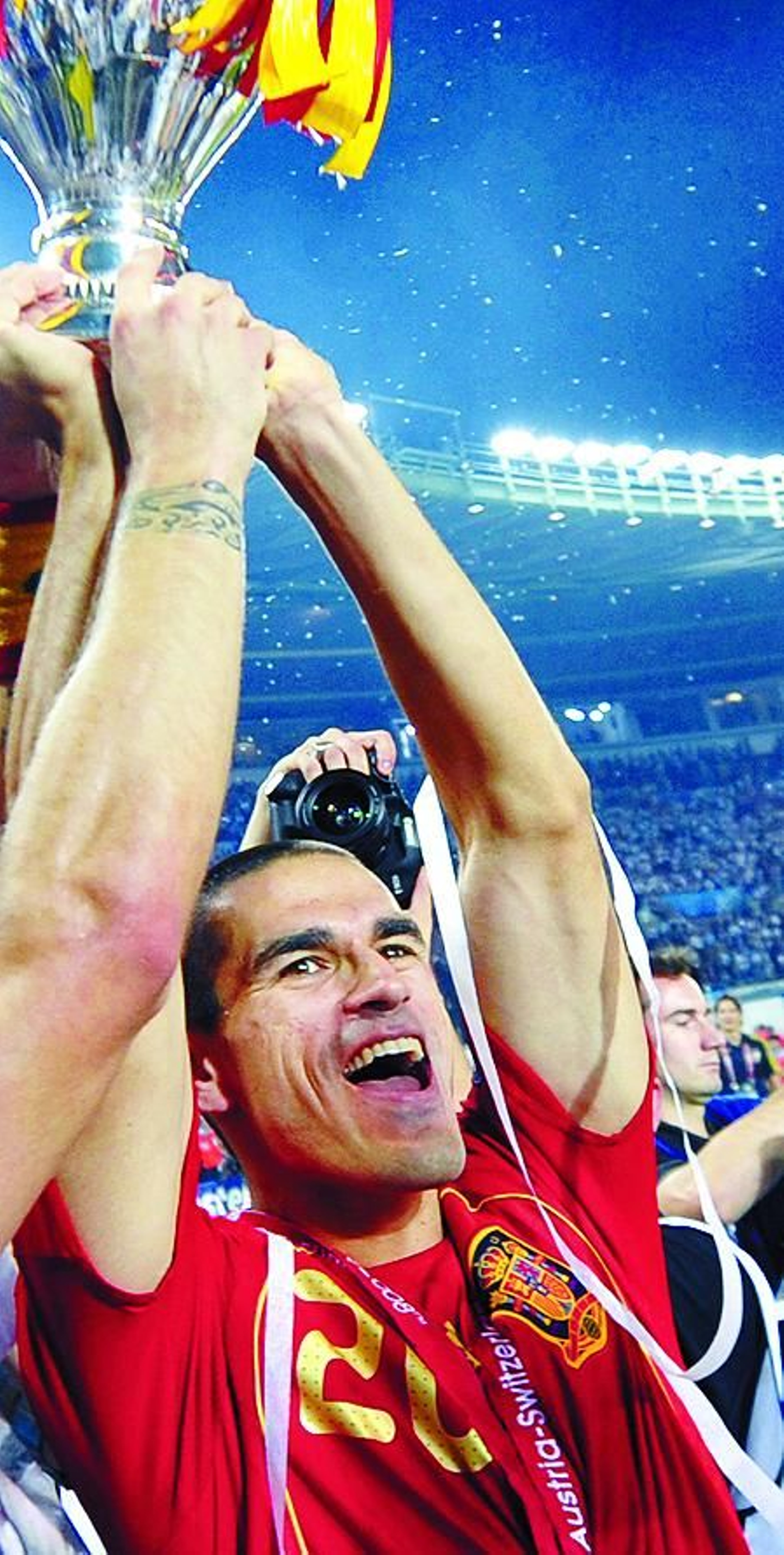 Juanito levanta la Eurocopa tras ganar la final a Alemania.