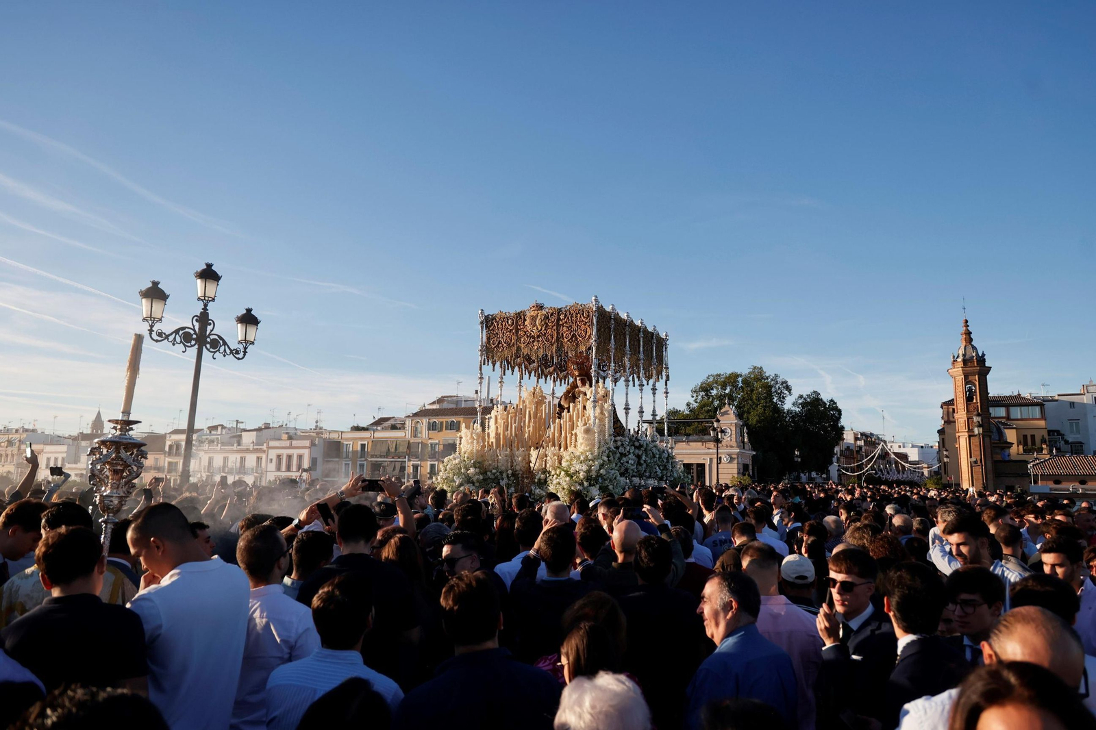 La Esperanza de Triana cruza el puente con las primeras luces del día.