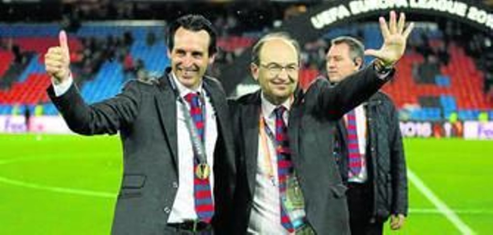 Unai Emery y José Castro, durante la celebración del Sevilla en el césped del St. Jakob Park minutos después de la entrega del trofeo.