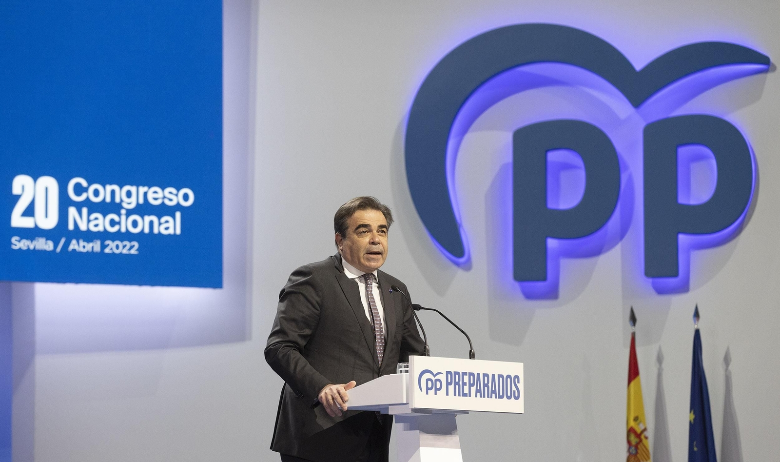 La proclamación de Feijóo como presidente del PP en Sevilla, en imágenes
