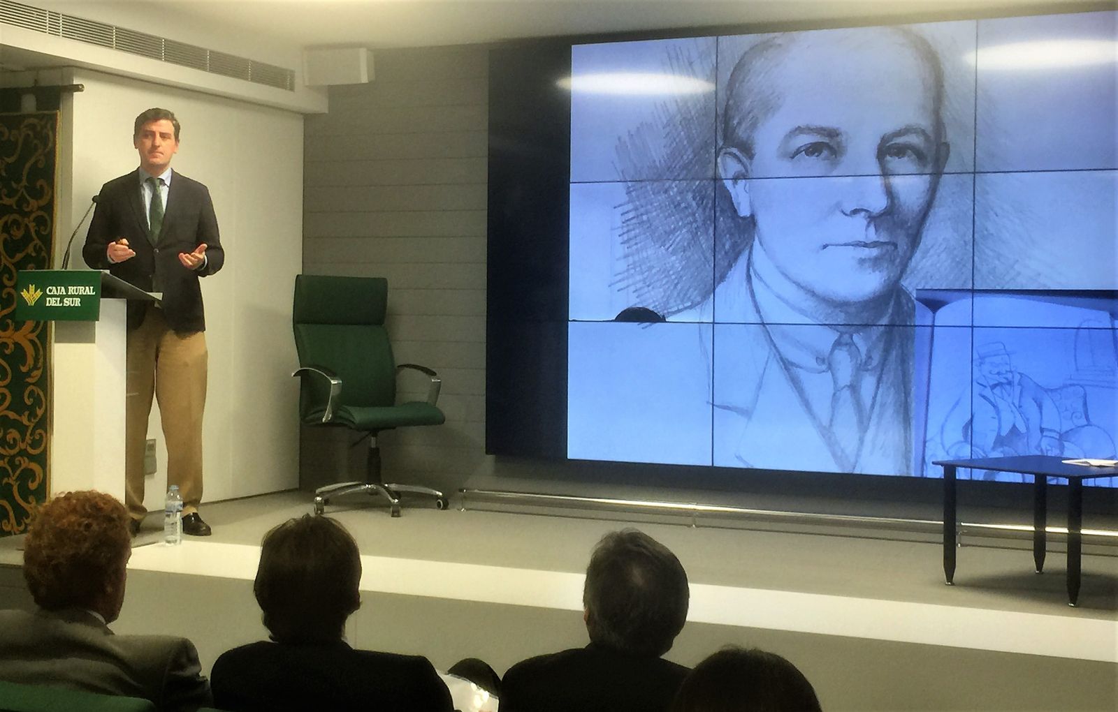 El autor durante la presentación de su obra.