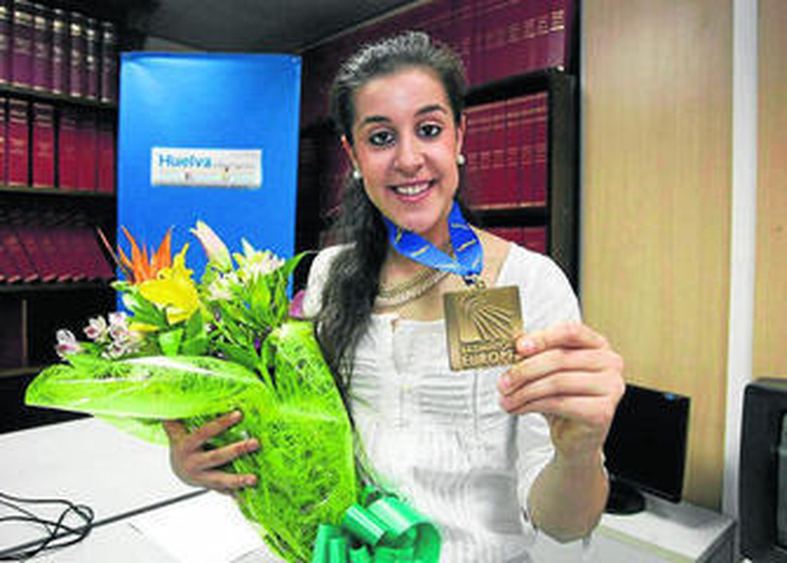 1. La deportista Carolina Marín, mostrando su medalla en la redacción de 'Huelva Información'.  2. El cantante Pepe Roca, durante una de sus actuaciones. 3. Antonio García, propietario del Company Bar 1900, en la calle Garci Fernández. 4. La doctora Eloísa Bayo, en el hospital Juan Ramón Jiménez. 5. Tecnología de simulación patentada por la empresa Seabery Soluciones. 6. La joven cooperante Ana Almendro, fallecida el año pasado en Perú. 7. La Virgen de los Dolores, en procesión.  8. Usuarios de la Asociación Fraternidad Cristiana de Personas con Discapacidad (Frater Huelva). 9. Colegio San Vicente de Paul, en la Cuesta del Carnicero.