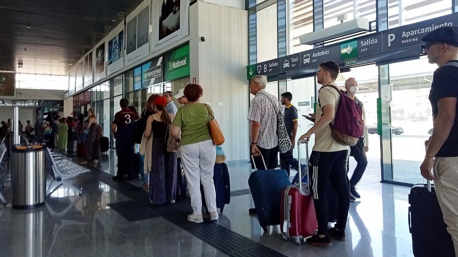 Interior de la estación de ferrocarril de Huelva en la mañana de ayer.