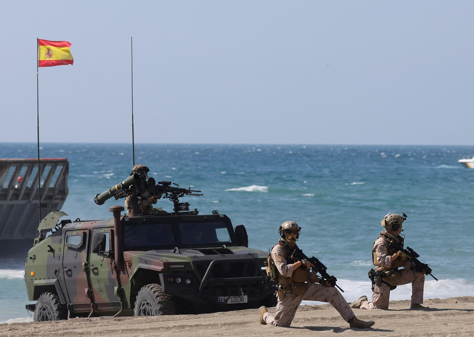 Militares en la playa de Málaga, durante el simulacro.