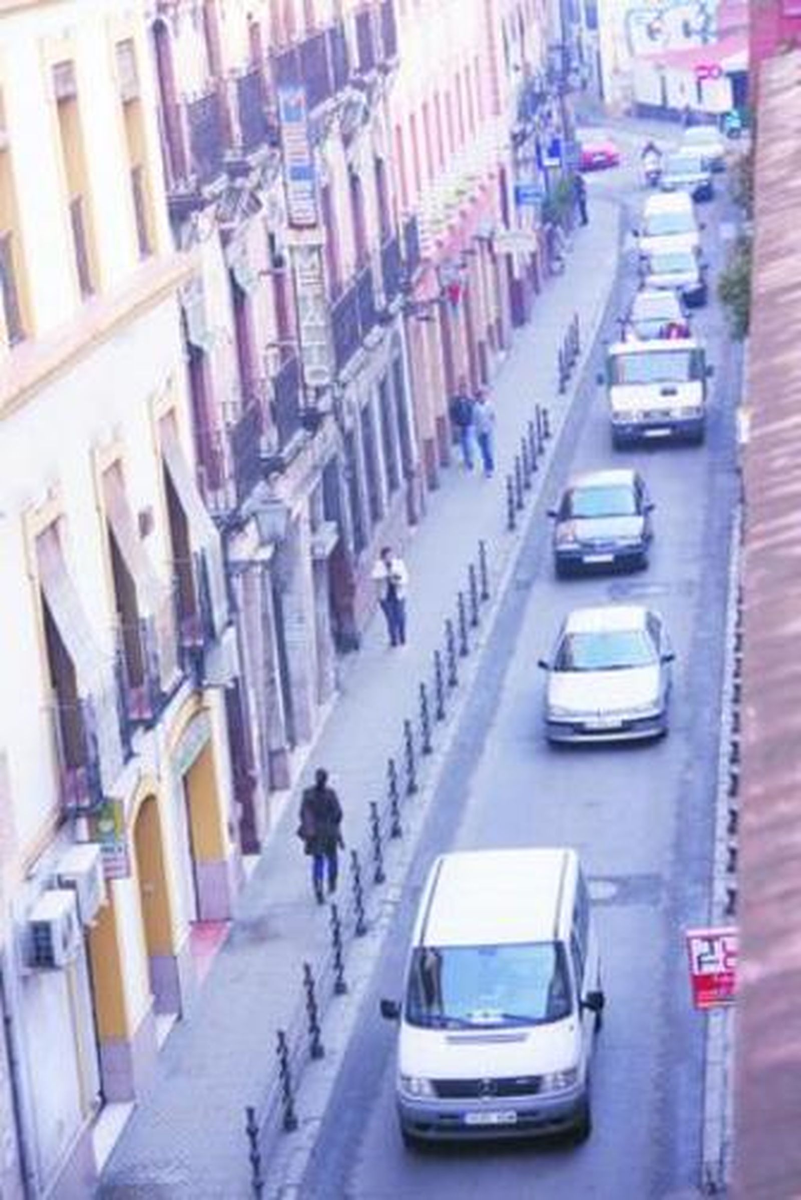 Cola de vehículos por la calle Escuelas Pías, uno de los accesos más frecuentados del centro.