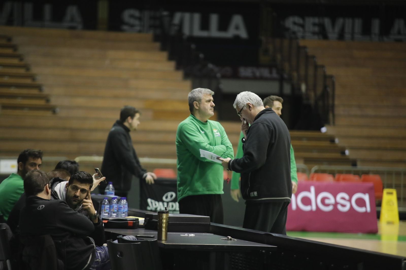 Óscar Quintana, junto a Rocky Jarana, observa un entrenamiento.