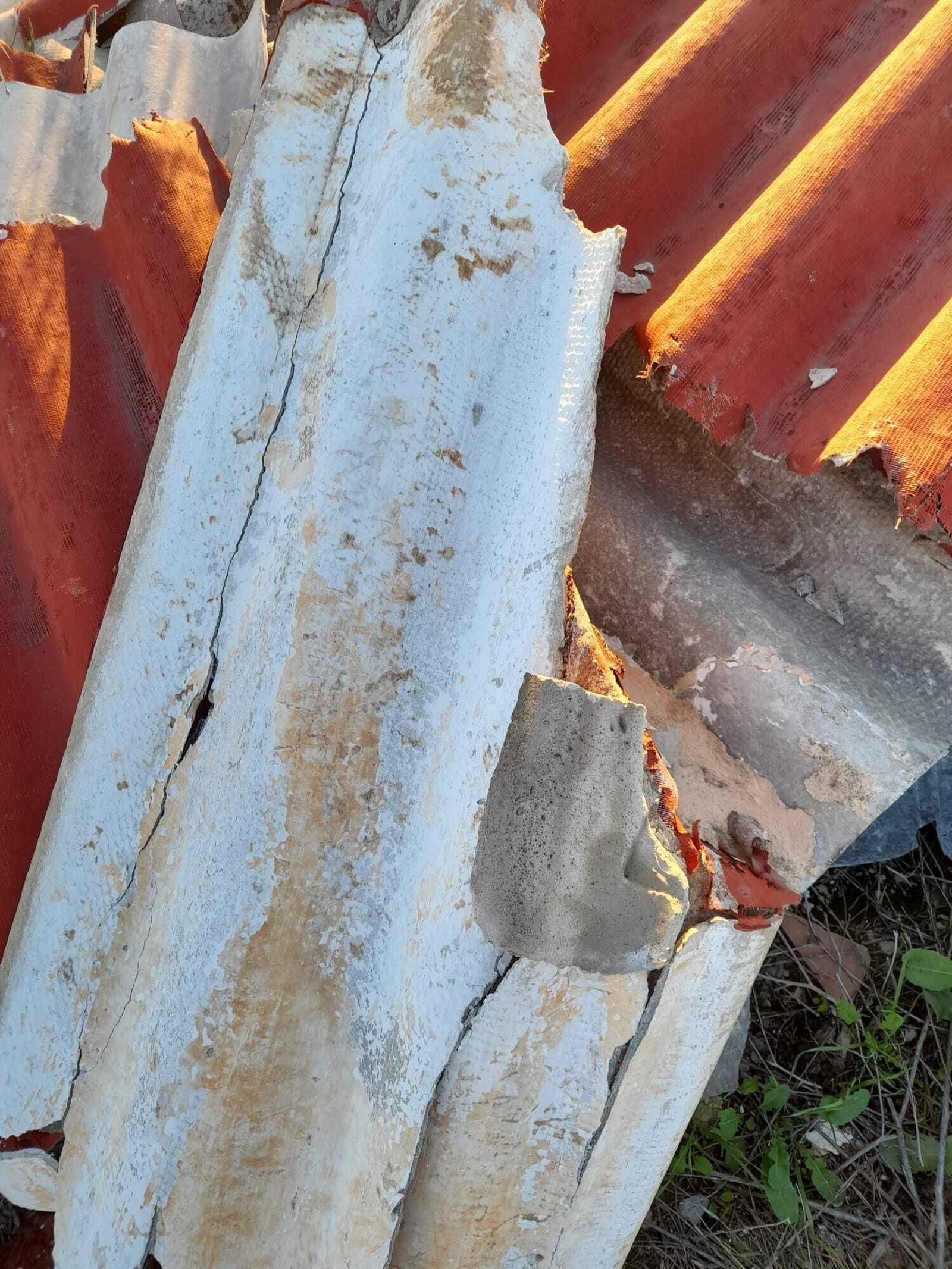 Denuncian el vertido de escombros y chapas de uralita en La Marquesa